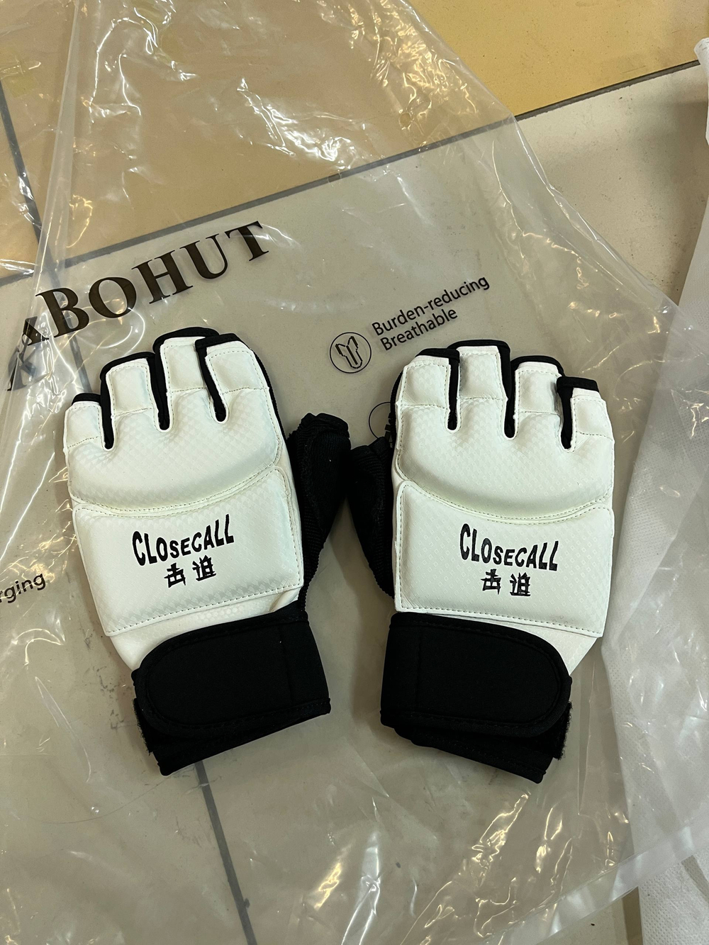 Перчатки для каратэ Closecall белые