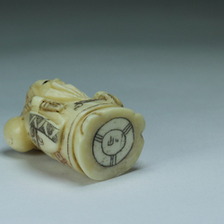 Нэцкэ Фукурокудзю с тыквой горлянкой и веером