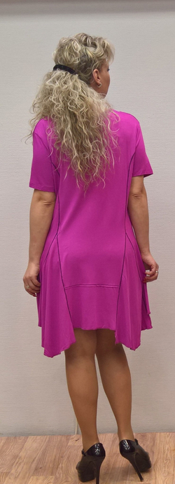 Яркая туника-платье со стразами и оригинальным рисунком