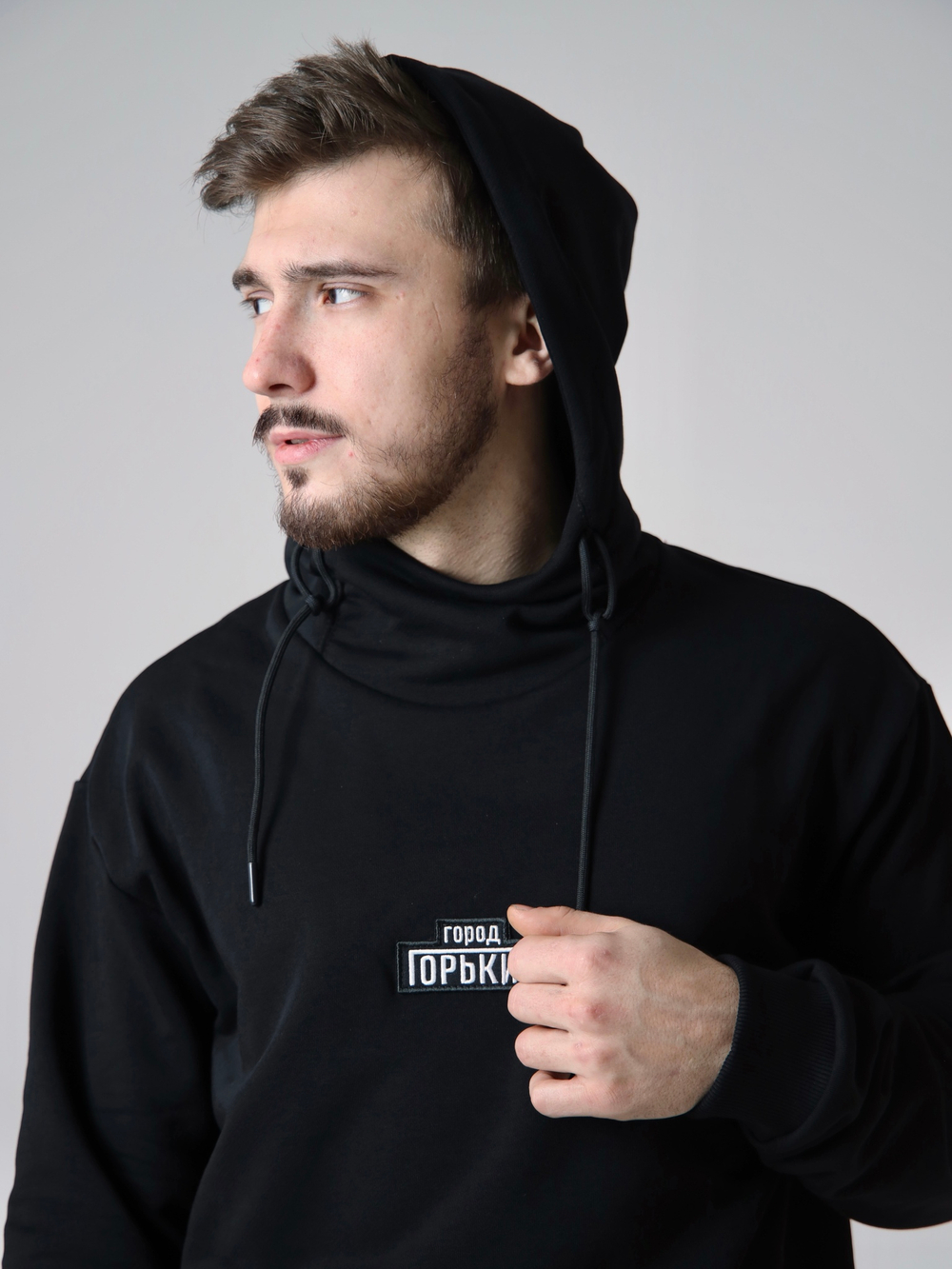 Худи черное Город Горький мужское с нашивкой