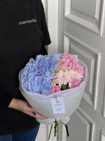 Букет с гортензией, ромашкой и кустовой пионовидной розой