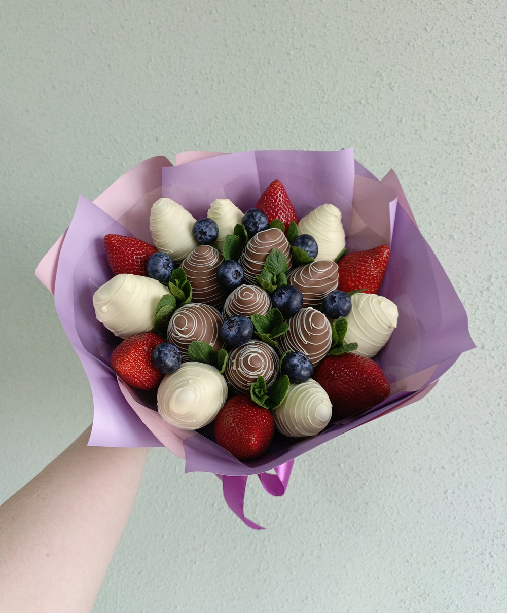 Букет из клубники в шоколаде с голубикой