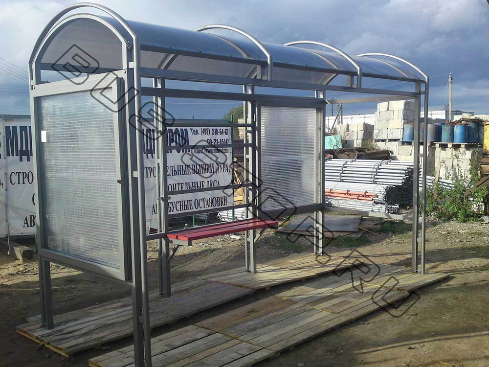 Павильон из каленого стекла с рекламными щитами