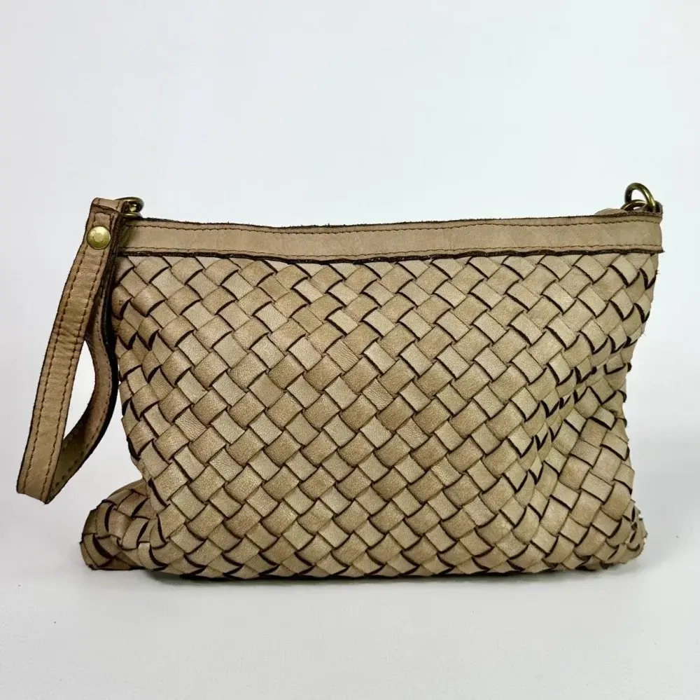 Женская сумка-клатч из натуральной кожи бежевого цвета