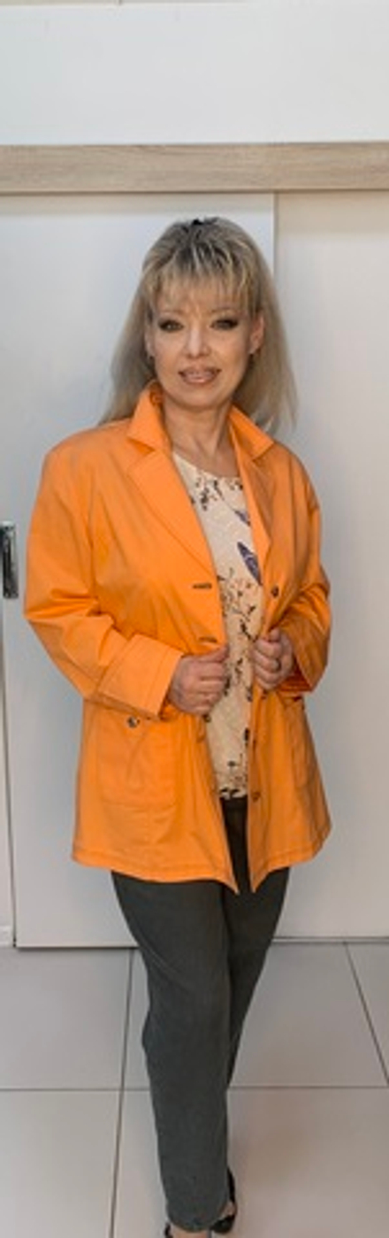 Оранжевый пиджак с темной отстрочкой