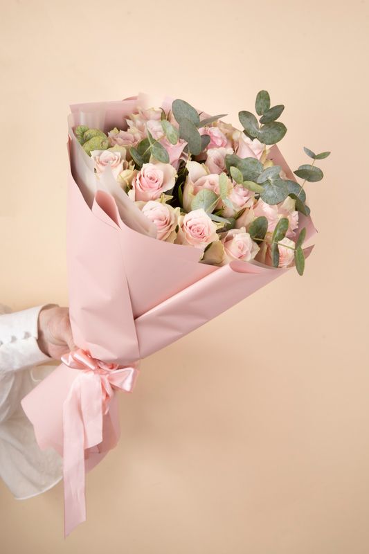 Букет роз "Пинк Атена" с эвкалиптом (21 шт)