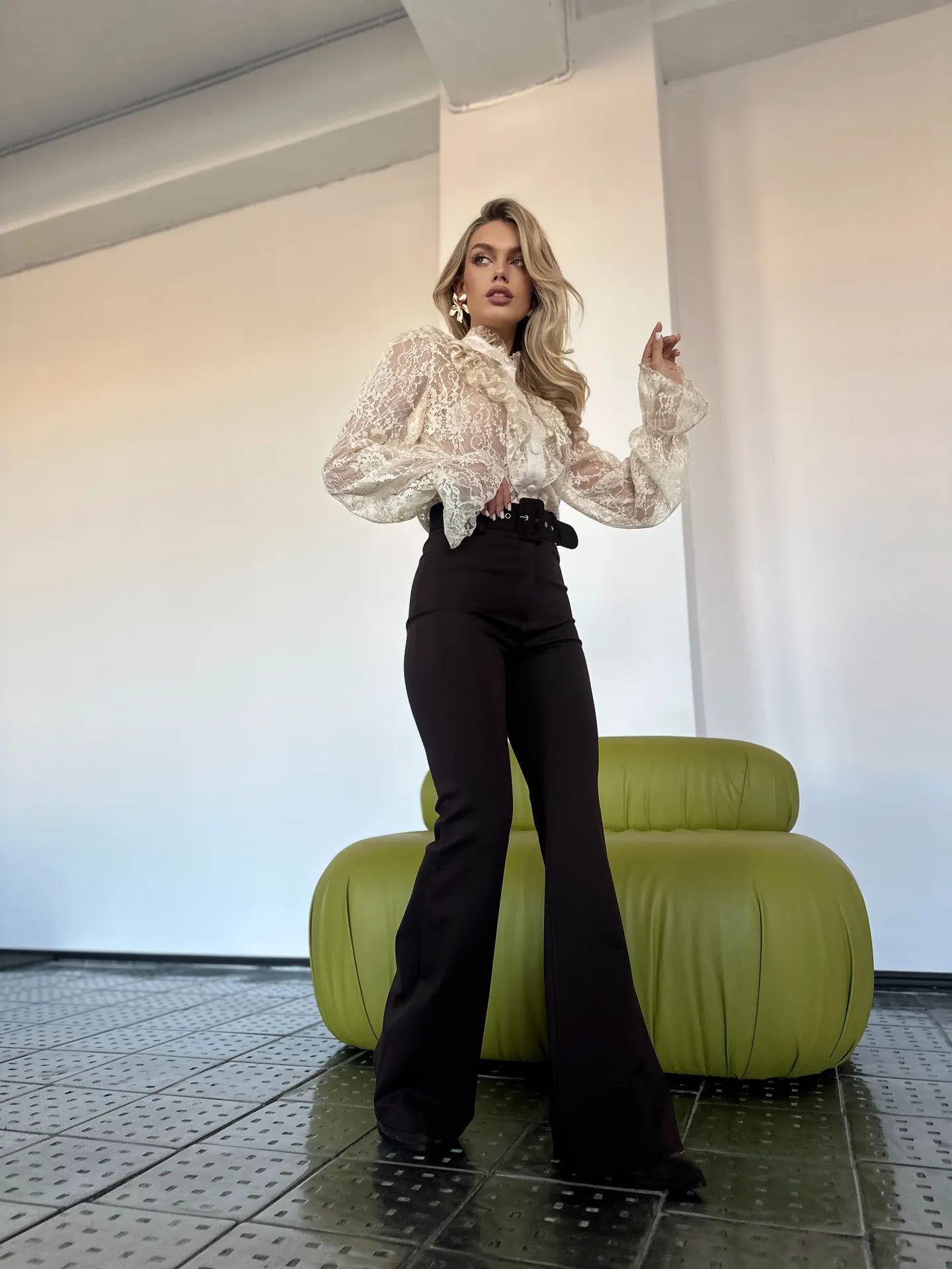 Блузка AYA collection однотонная кружевная на пуговицах с рюшами