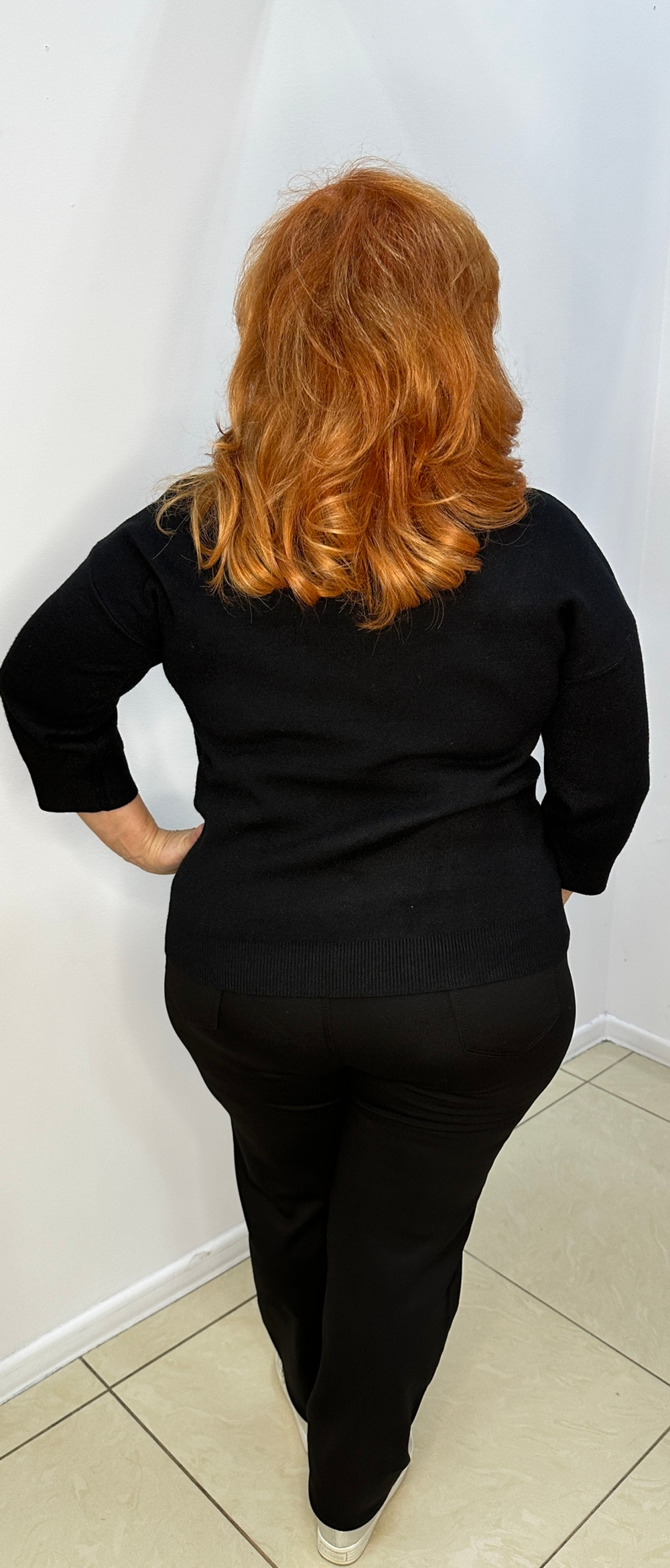 Однотонный черный джемпер с белой надписью