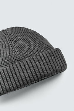 ZARA КОРОТКАЯ ТРИКОТАЖНАЯ ШАПКА, СЕРЫЙ