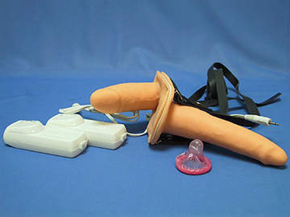 Женские трусики с двумя фаллопротезами и с двумя вибраторами