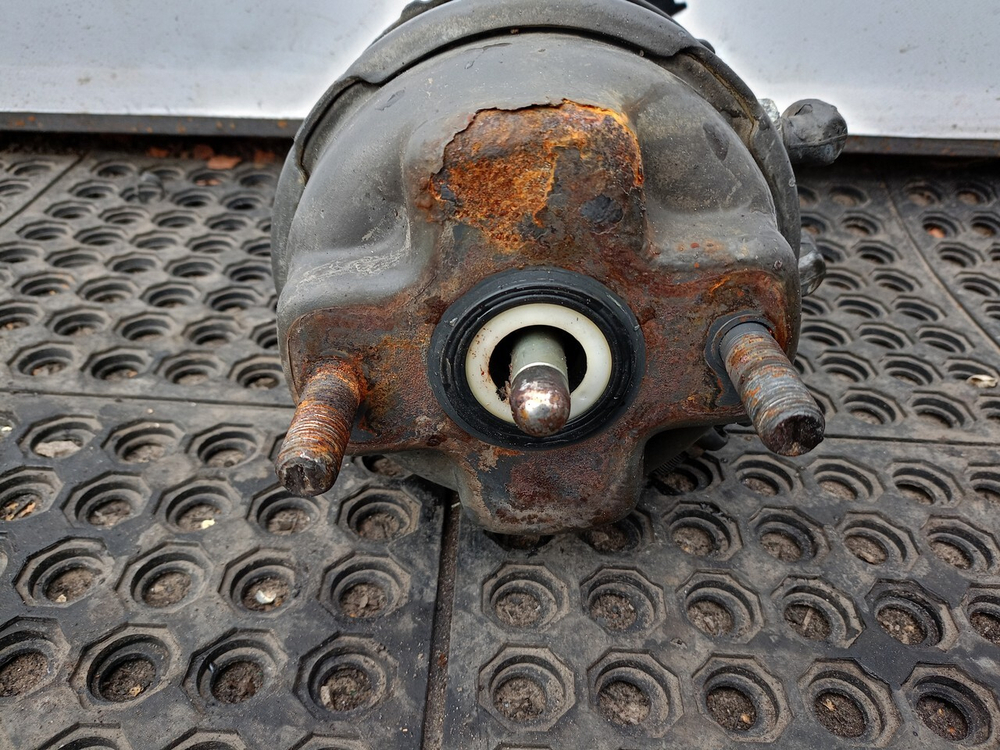 Энергоаккумулятор тормозной задний 2017 г.