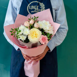 Нежный букет с пион. розой и кустовой хризантемой