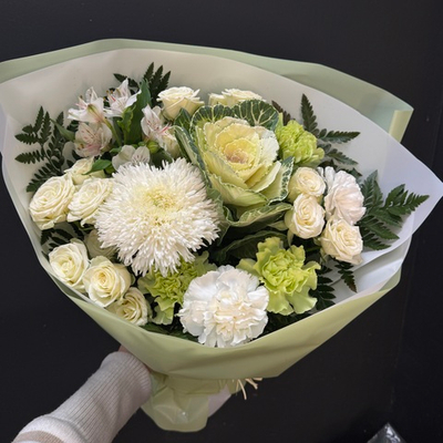Букет воздушный из кустовых роз, зефирной хризантемы и брассики