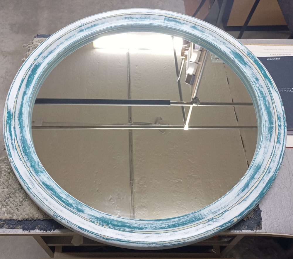 Зеркало круглое в деревянной раме