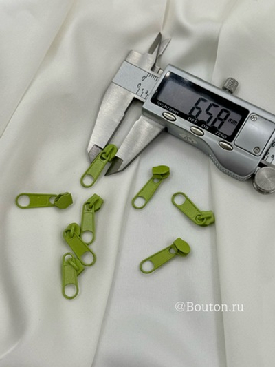 Собачка / бегунок для молнии светло-зеленый (салатовый) 6,5 мм