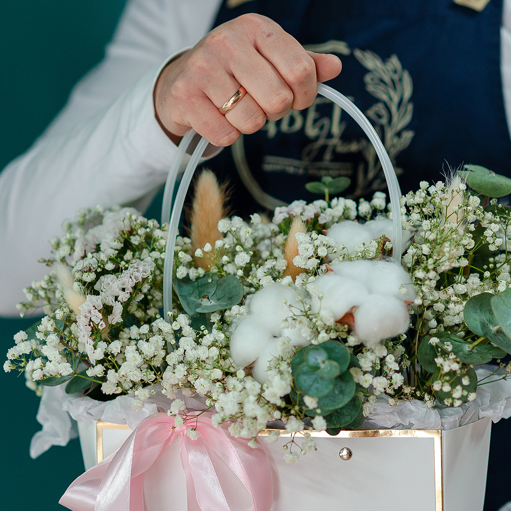 Сумка белой гипсофилы с хлопком и эвкалиптом