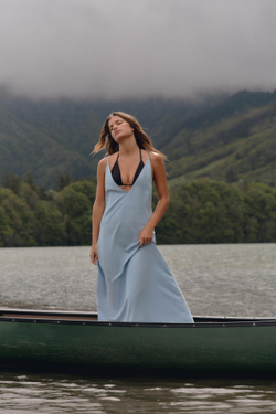 ZARA ПЛАТЬЕ МИДИ ИЗ СТРУЯЩЕЙСЯ ТКАНИ, ГОЛУБОЙ