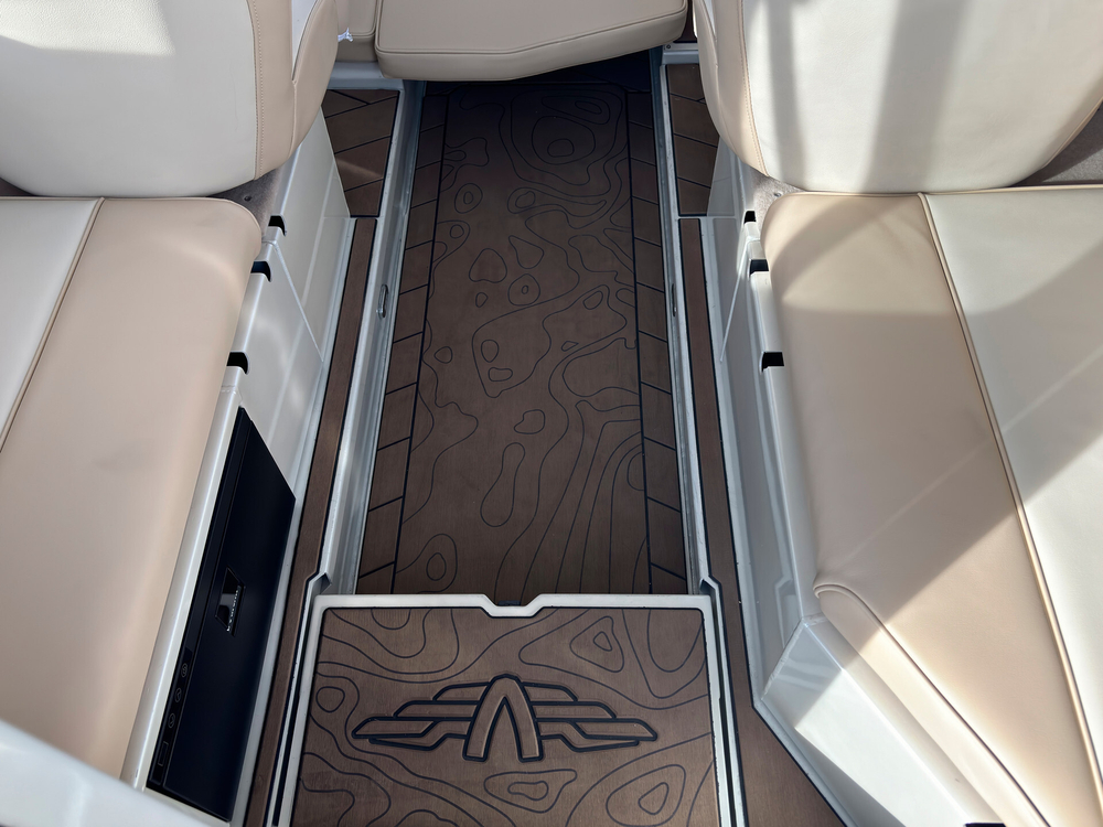 Катер Volzhanka VOYAGER 600 Cabin