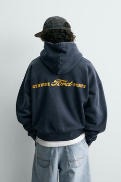 ZARA Х FORD ТОЛСТОВКА С КОМБИНИРОВАННЫМИ НАДПИСЯМИ, МОРСКОЙ СИНИЙ