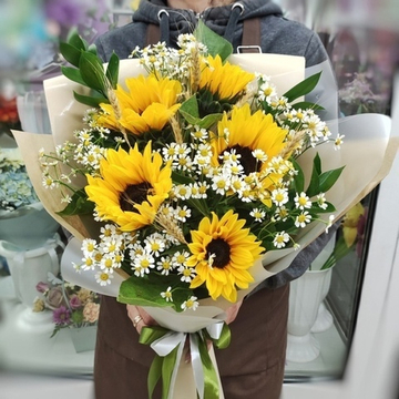 Авторский букет с подсолнухами