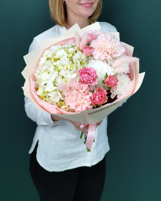 Нежный букет из гортензии,диантуса,кустовой розы и хризантемы(00236)