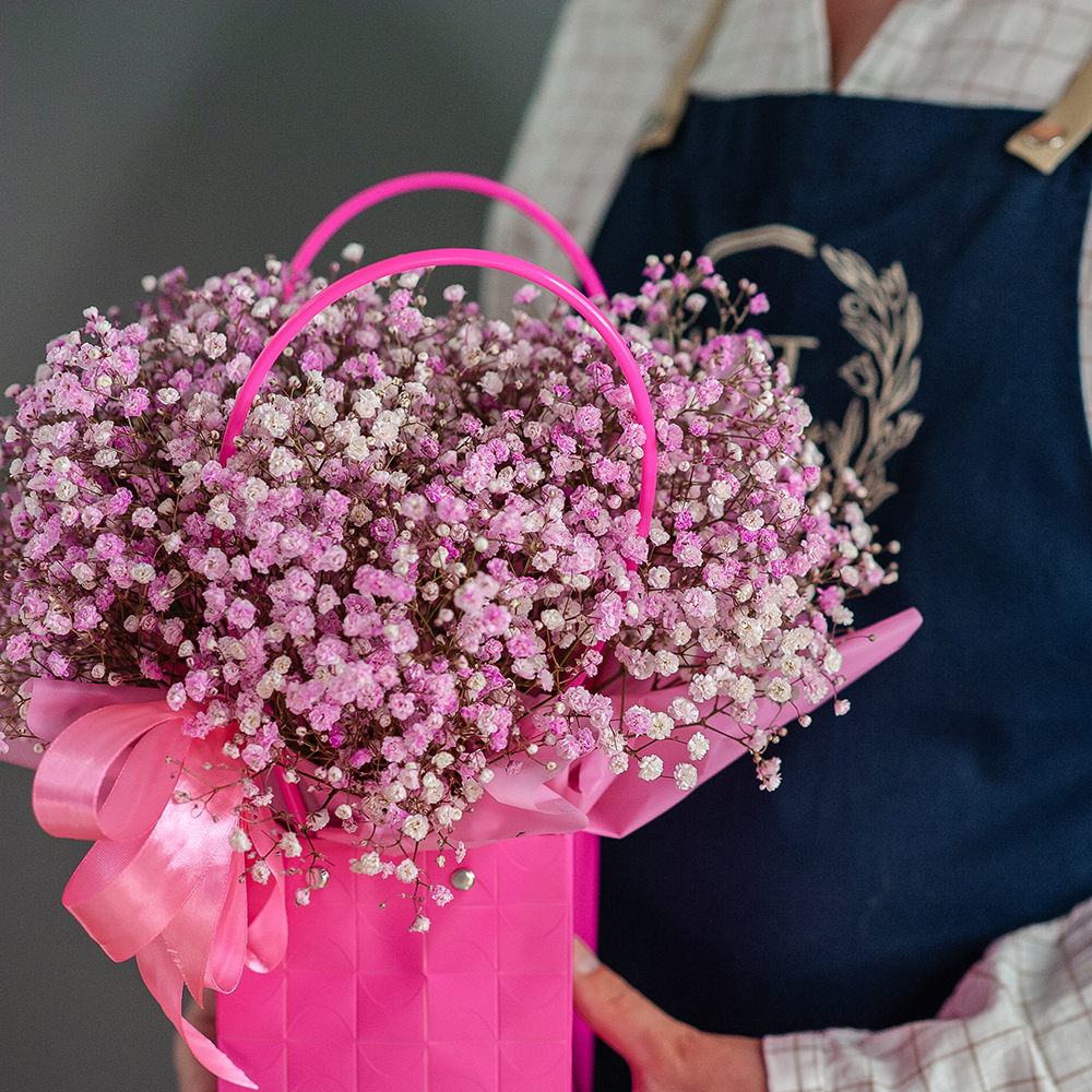 Розовая гипсофила в сумочке