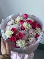 Букет из кустовых роз в ярком оттенке, ромашки, диантусов и хризантемы