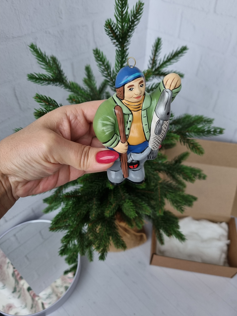 Елочная игрушка из фарфора Рыбак