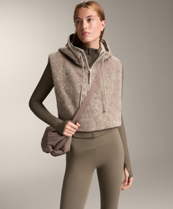 Oysho Жилет из овчины с капюшоном, серо-коричневый меланж