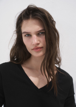 Хлопковая футболка с V-образной горловиной