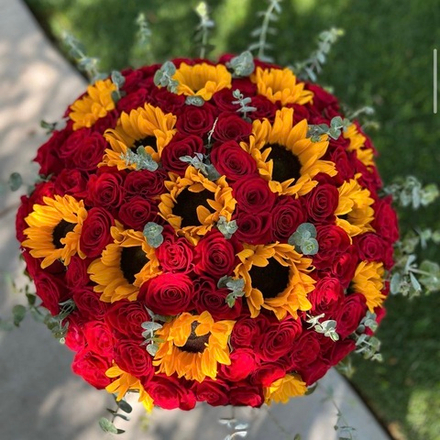 Букет из подсолнухов в красных роз «Огни солнца»