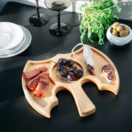 Деревянная менажница из кедра для подачи блюд и закусок с гравировкой "От военной науки крепнут разум и руки"