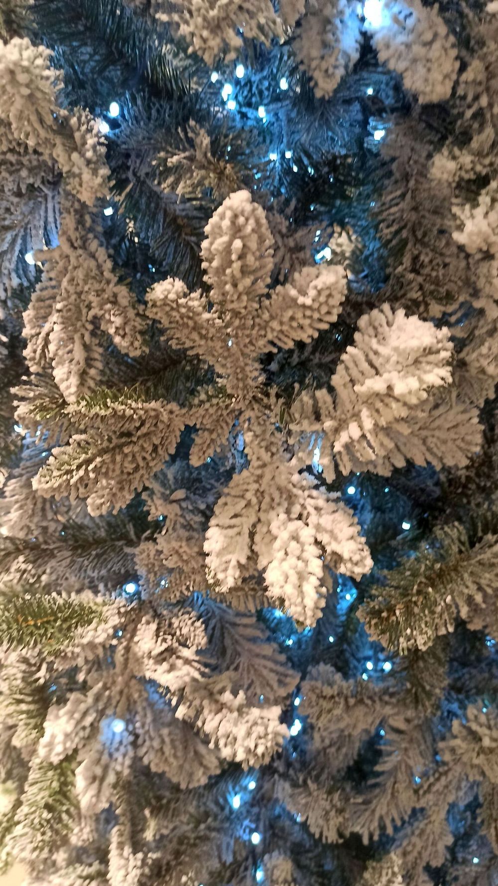 Заснеженная ель с гирляндой «Барокко» холодный свет (Литая+пвх) 120 см / 1,2 м