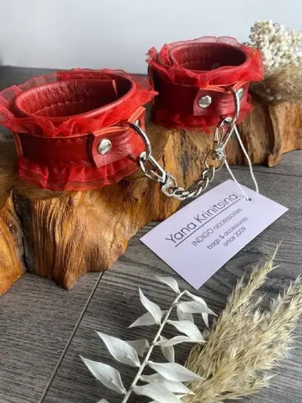 Наручники Indigo нат. кожа, рюши, красный