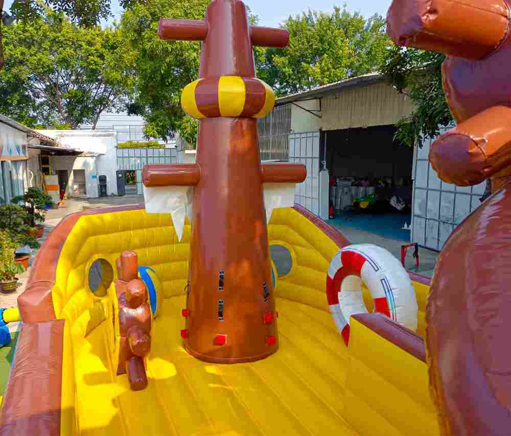 Большой надувной батут-горка "Фрегат-2" 11*5*5 м