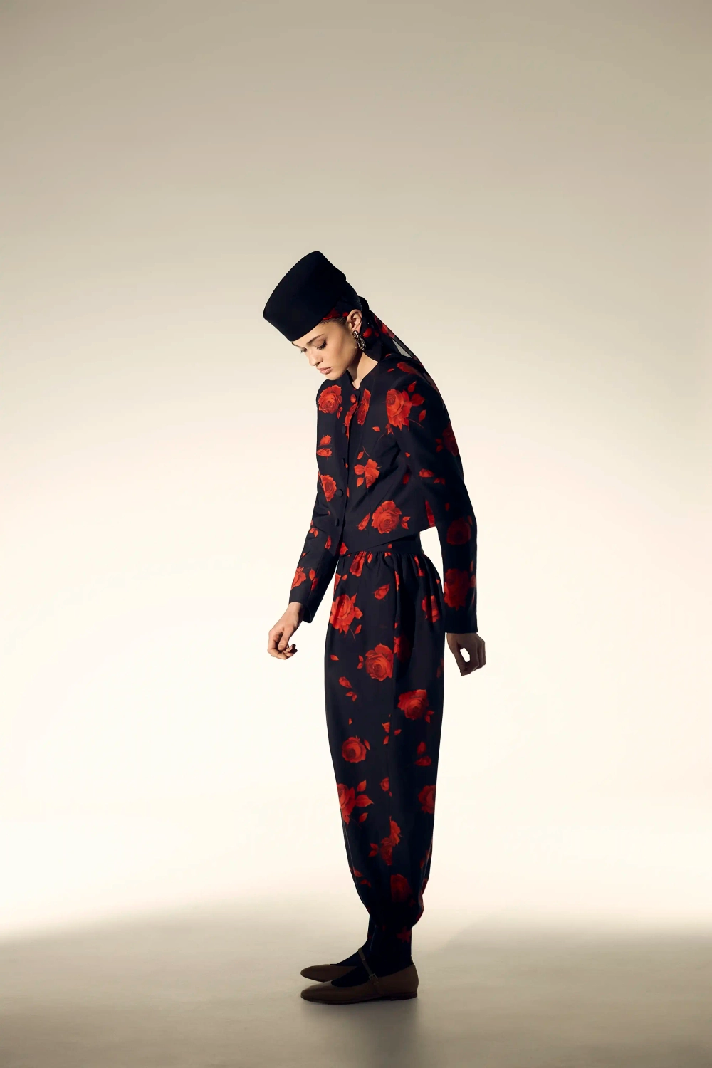 Пионелла (Pionella), жакет из черного батиста с цветочным принтом