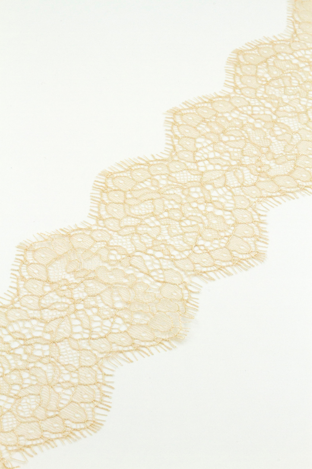 Узкое кружево шантильи бежевое неэластичное 7,5 см
