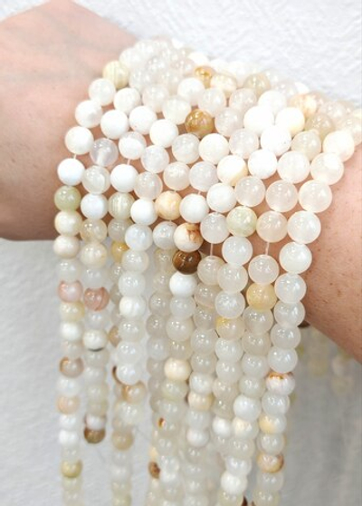 15900-8 Кальцит шар гладкий 8мм, ваниль, 38см