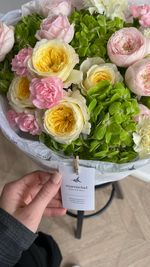 Букет сборный из кустовых пионовидных роз, диантусов и гортензии