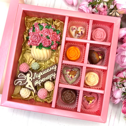 Шоколадный подарок "Лучшему тренеру. Художественная гимнастика. Ваза с розами": шоколадка-надпись, фигурка и 8 конфет ручной работы