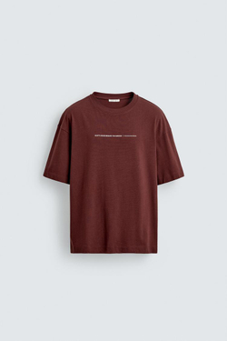 ZARA ФУТБОЛКА RELAXED FIT С ФЛОКИРОВАННЫМ ПРИНТОМ, ГРАНАТОВЫЙ