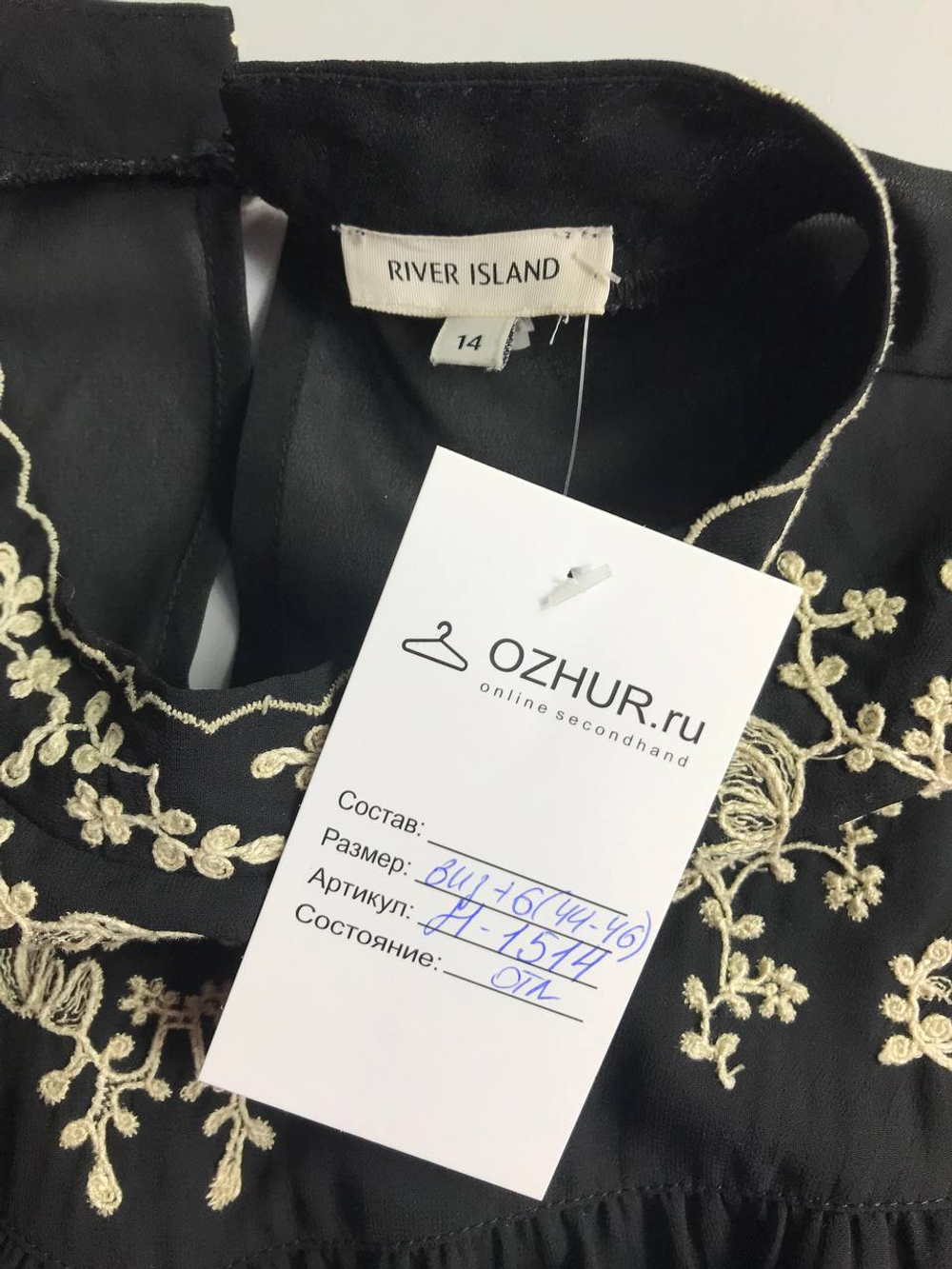 Блузка River Island такая красивая, с вышивкой и множеством деталей, которые хочется рассматривать, на 44-46 размер