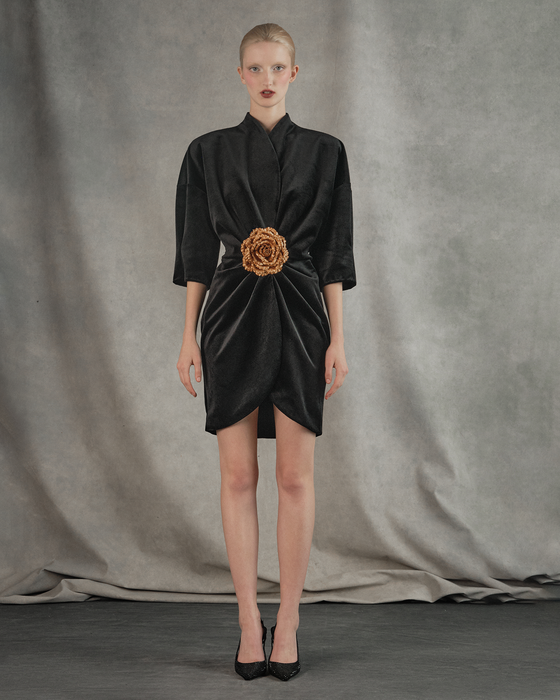 Платье мини из бархата с цветком