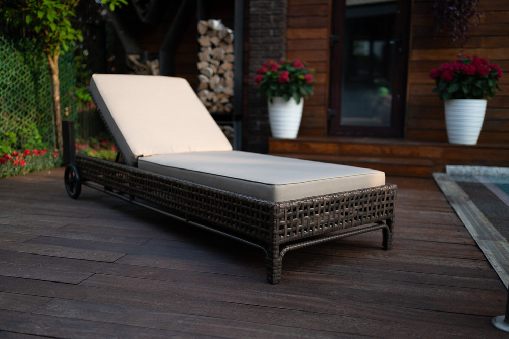 Шезлонг-лежак КОРСИКА (с подушкой) из искусственного ротанга .