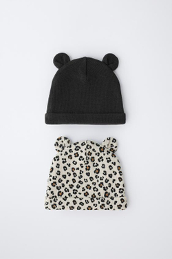 ZARA НАБОР ИЗ ДВУХ ВЯЗАНЫХ ШАПОК С АНИМАЛИСТИЧЕСКИМ ПРИНТОМ И УШКАМИ, ЭКРЮ