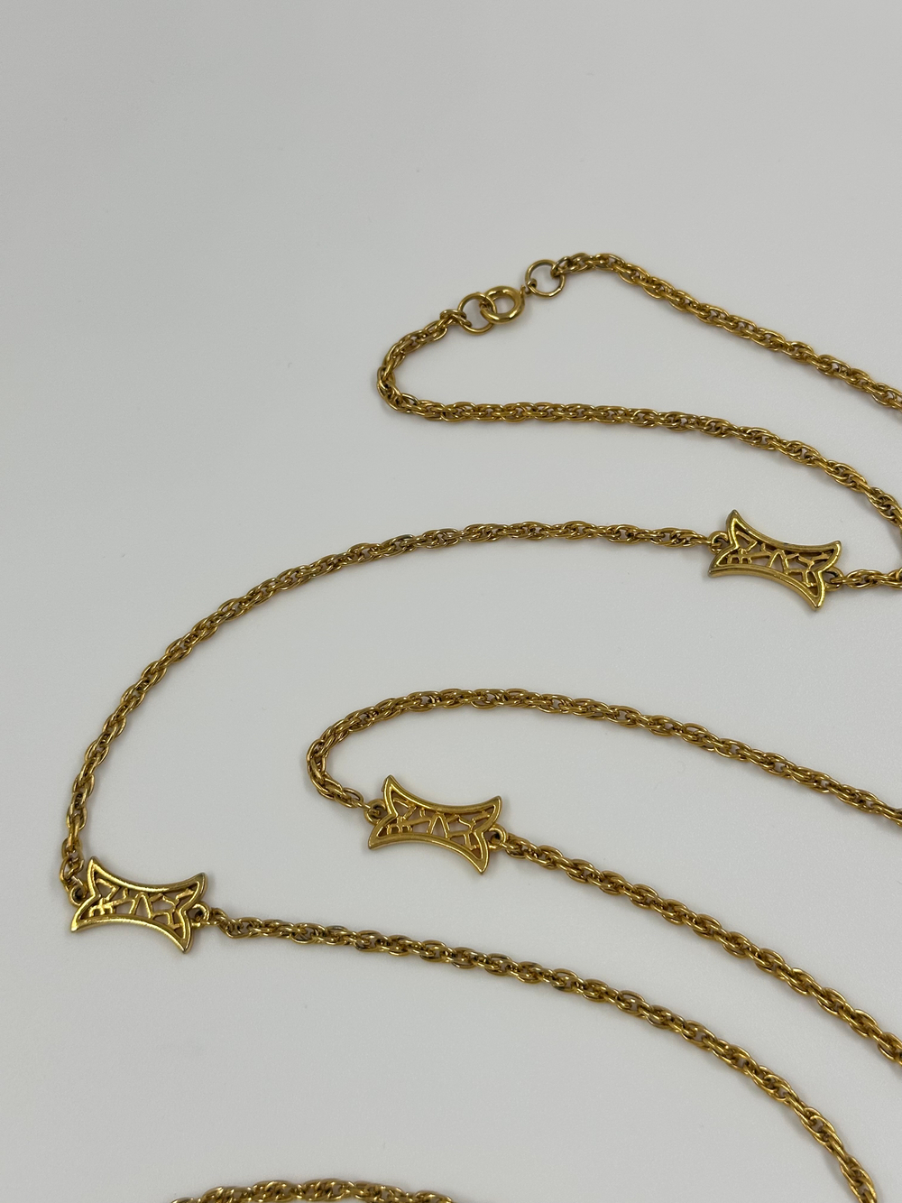 Цепь с декоративными элементами