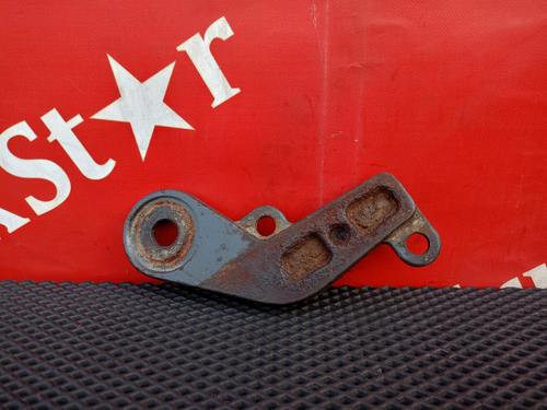 Кронштейн амортизатора нижний левый