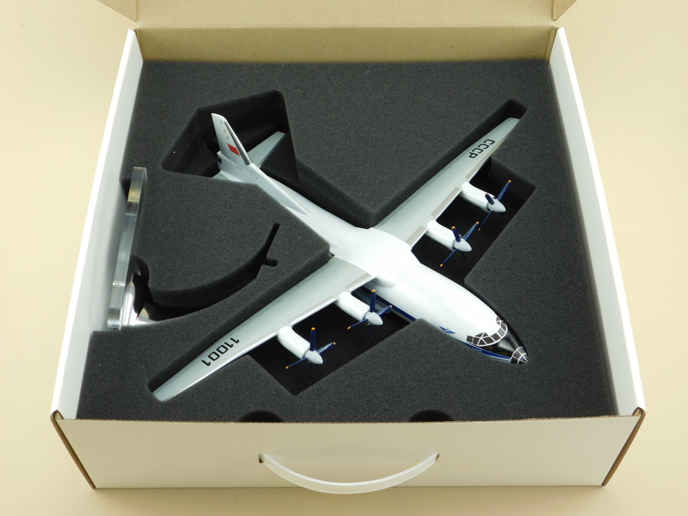Модель самолета Ан-12 (М1:100, Аэрофлот СССР-11001)
