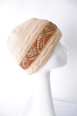 Шапка светлого оттенка