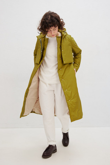 Утепленное пальто из мембраны салатового цвета "рипстоп" с жилетом